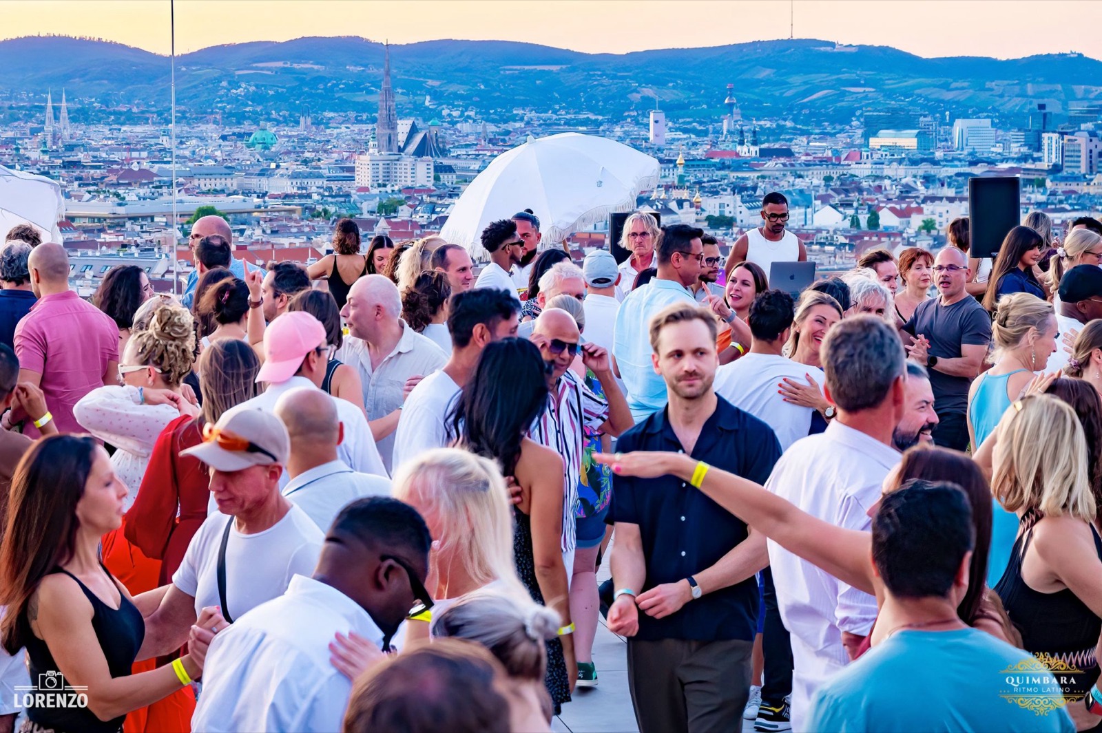 Volle Tanzfläche auf dem Rooftop mit Blick auf den Stephansdom