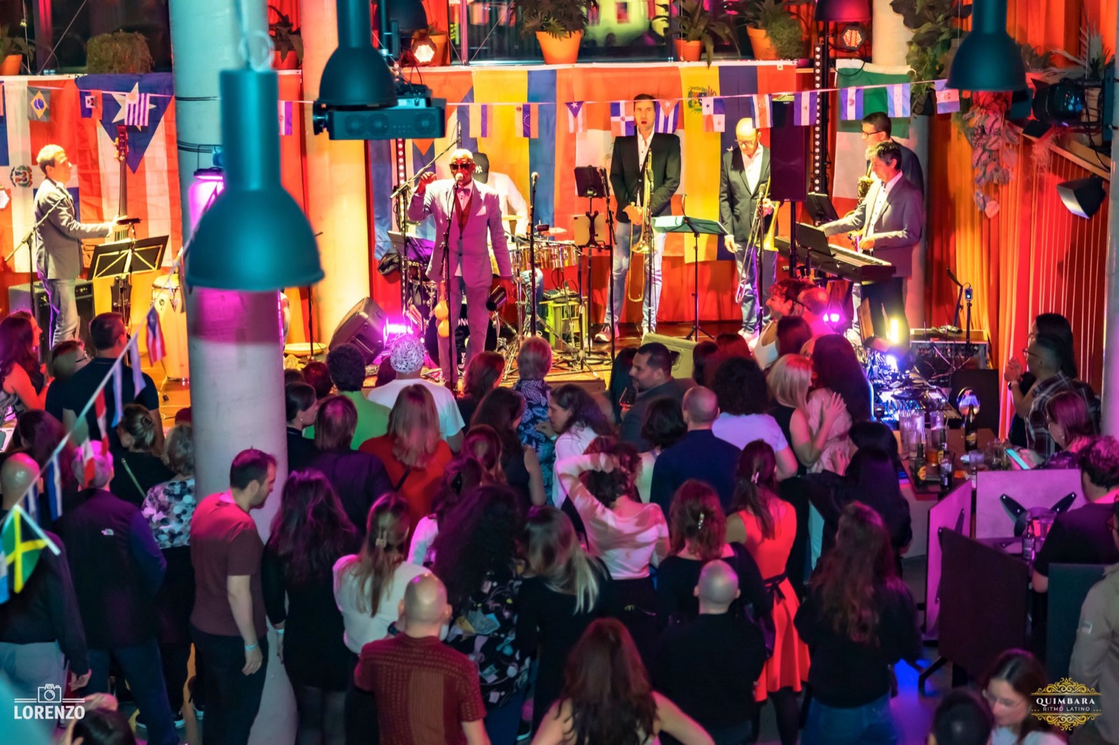 Live-Band auf der Bühne vor lateinamerikanischen Fahnen